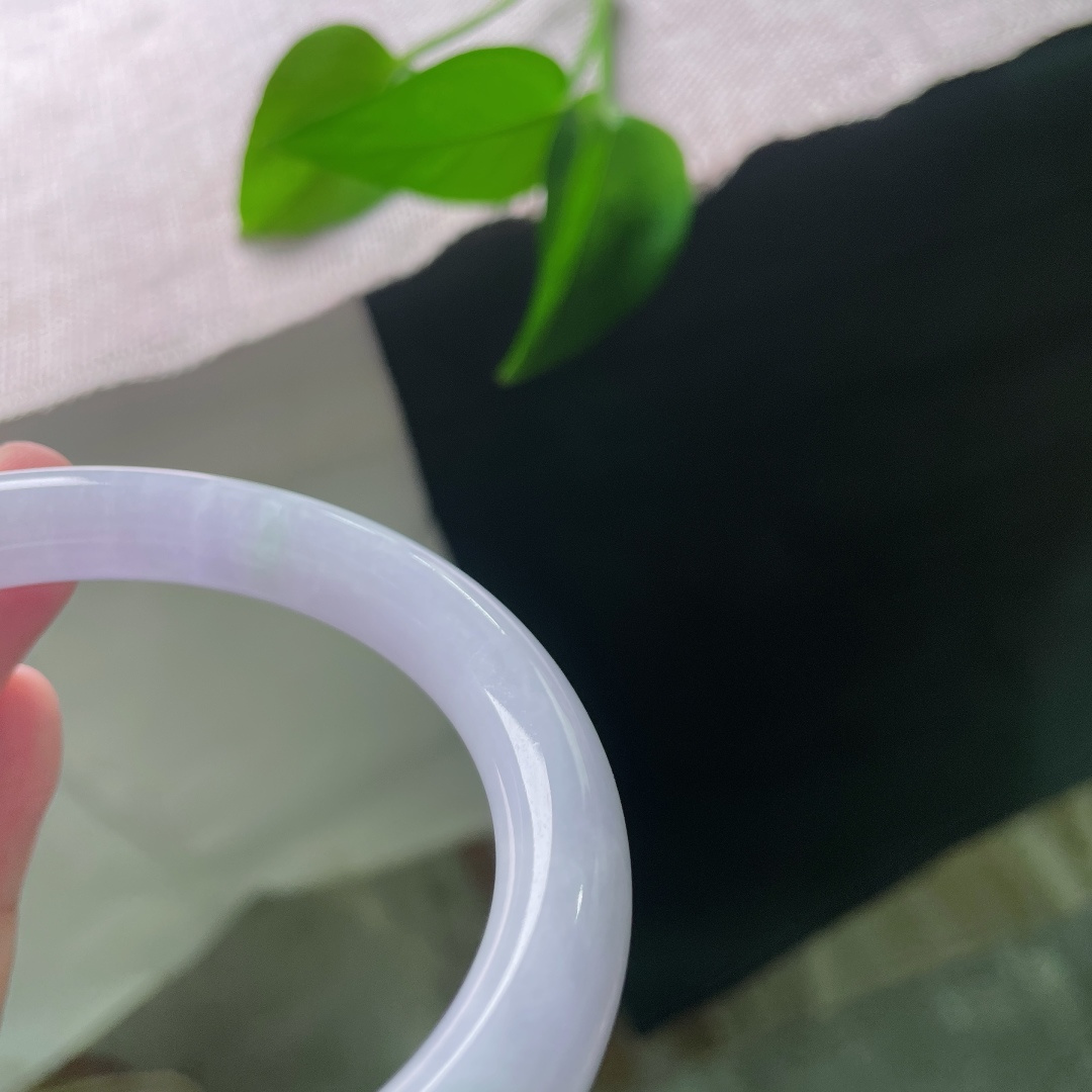 圆条，一点皮纹，细腻温润，淡紫基调，紫绿相融温柔雅致，自带春日朦胧浪漫感，温婉又富有诗意。ss57874a