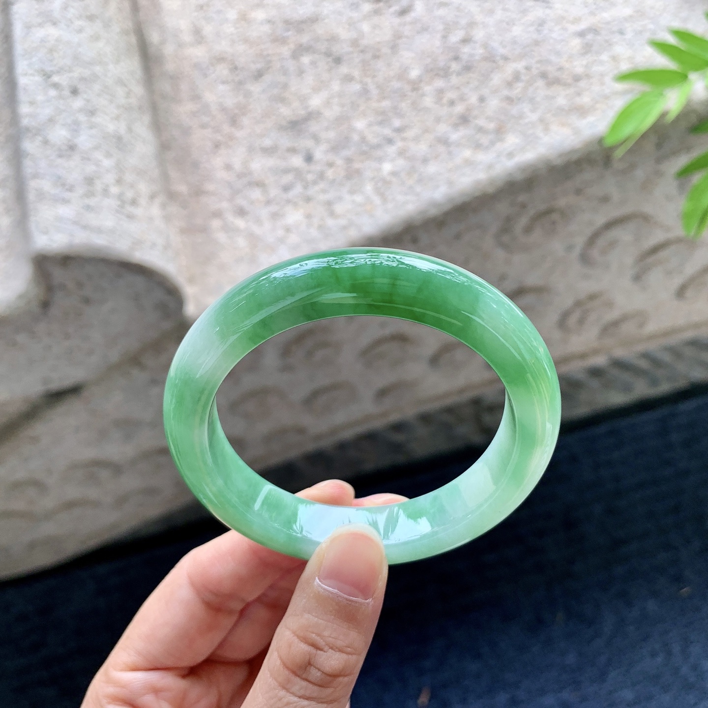 正圈，圈口53.5/11.7/8.4，编码W6090313，细糯飘辣绿，水润，种老，细腻，打灯有纹线