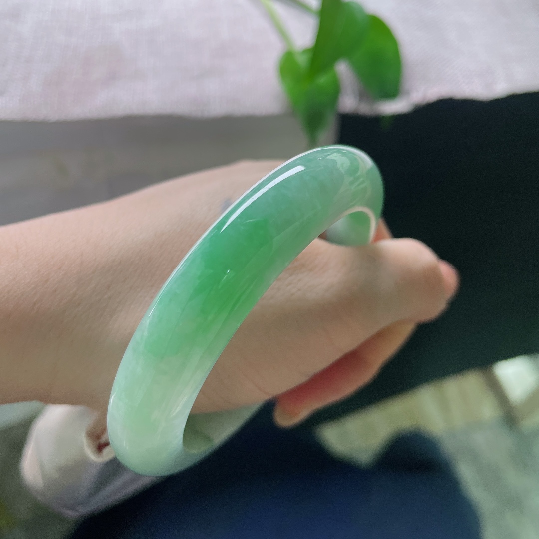 飘绿正圈，无裂，光泽温润清亮，光线掠过镯身，底色清润，绿花灵动，层次感十足。ss57971a