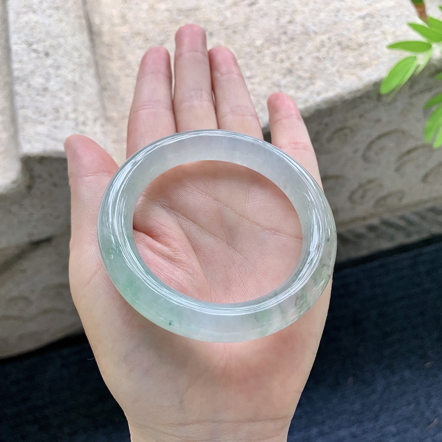 圆条51 52，圈口52.4/10.4/10，编码C5090312，描述：糯冰飘绿，飘乌鸡，水润，种老，细腻，打灯有纹线