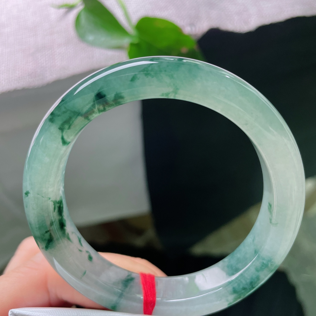 56.9/12.7/9.3，冰飘花正圈，无裂，浓绿飘花如泼墨写意，浓淡层次自然天成，不刻意雕琢，是独一份沉静疏离的清冷诗意。ss56153a。