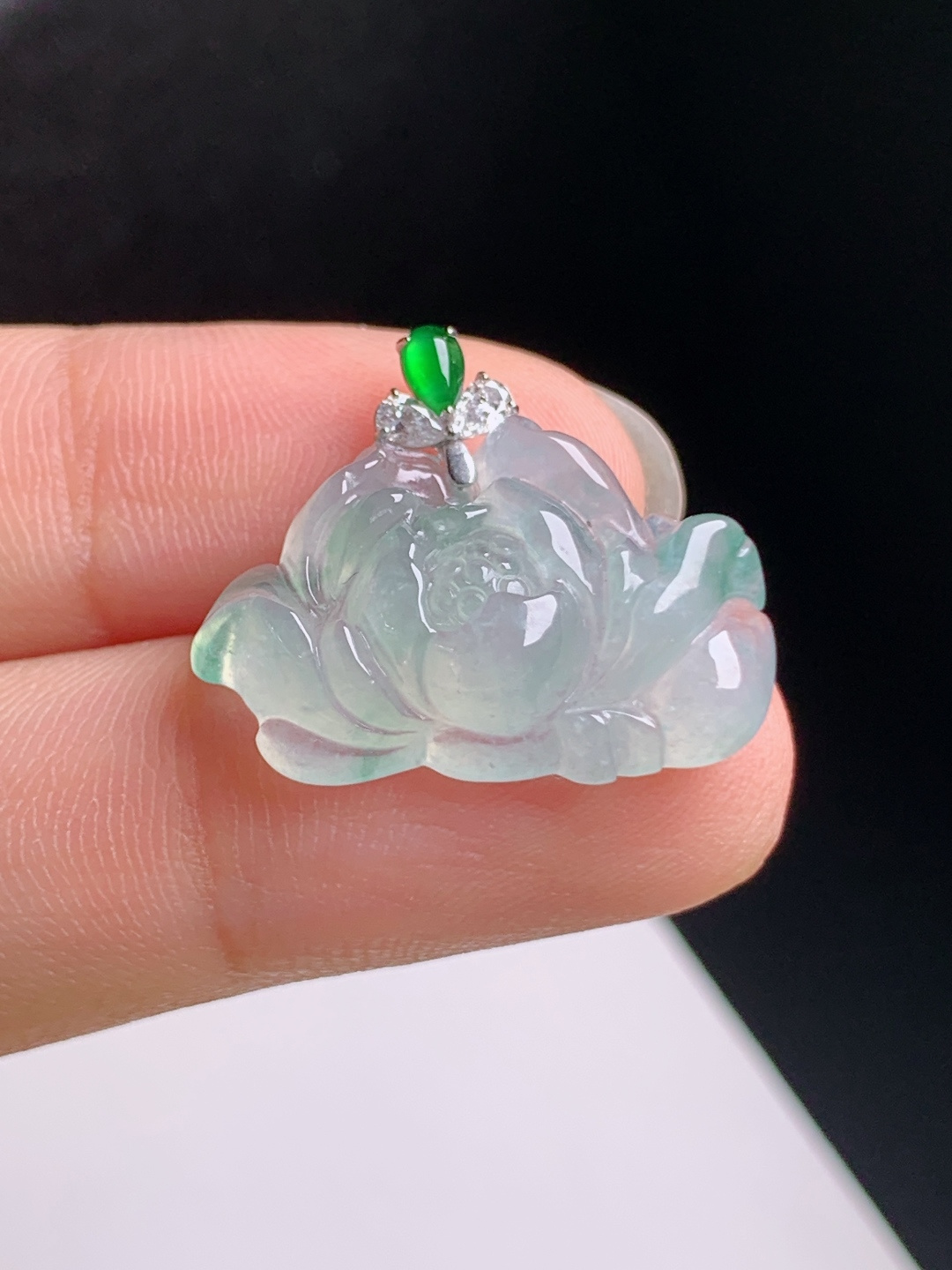 冰飘花莲花吊坠，种水透亮，花色飘逸，清雅吉祥，裸石15.2-22.7-5.919.3，530901