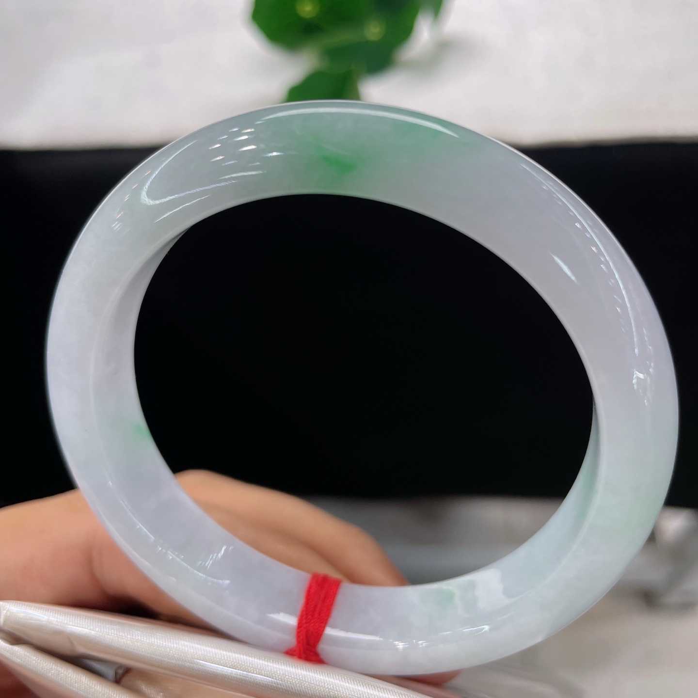 天然翡翠手镯，圈口57.6/11.9/8，白底青正圈，57/58可戴，冰润通透底质，飘几缕鲜活阳绿。无裂。
