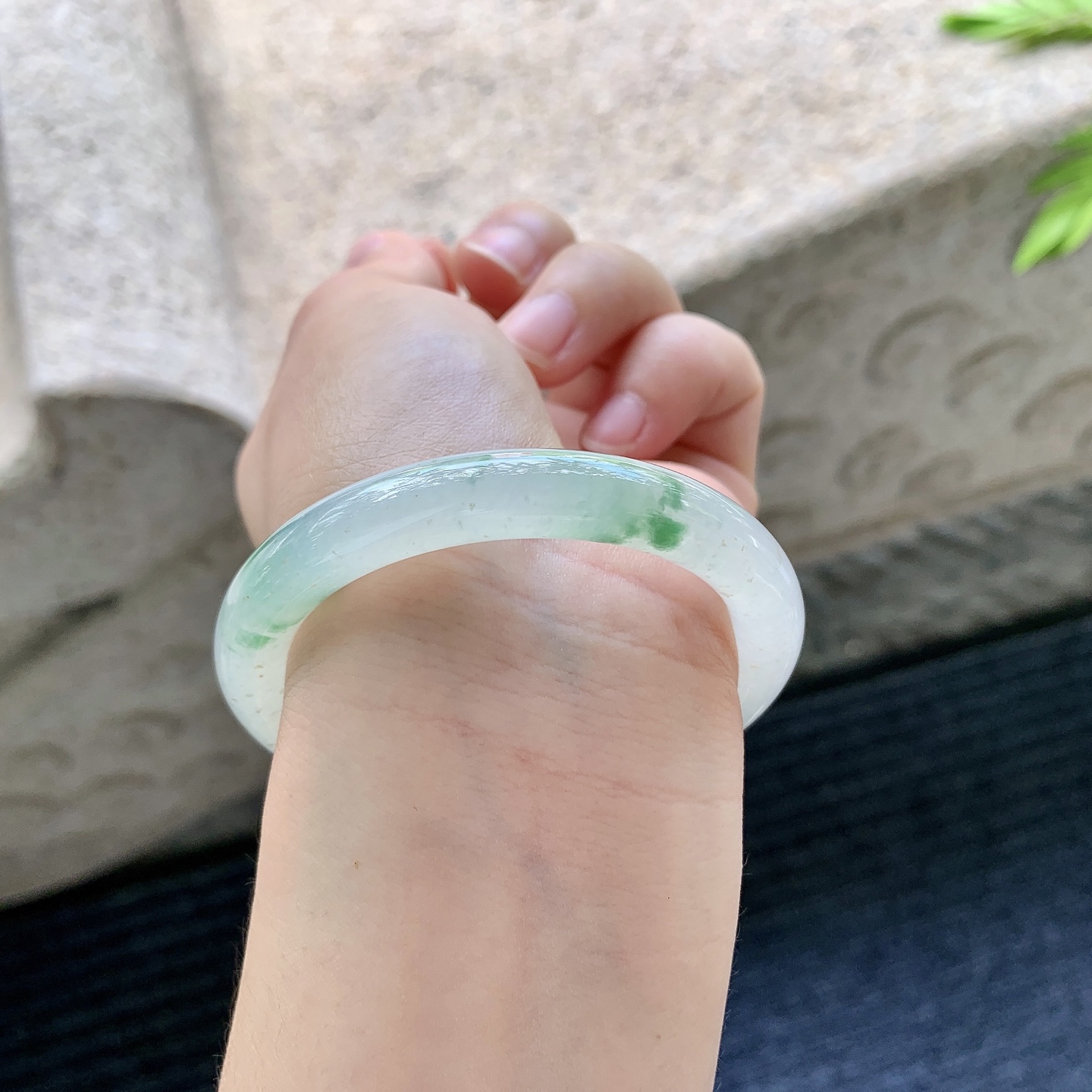 圆条49 50，圈口50.7/8.6/8，编码BA090366，描述：糯冰飘绿，水润，种老，细腻，有棉纹。