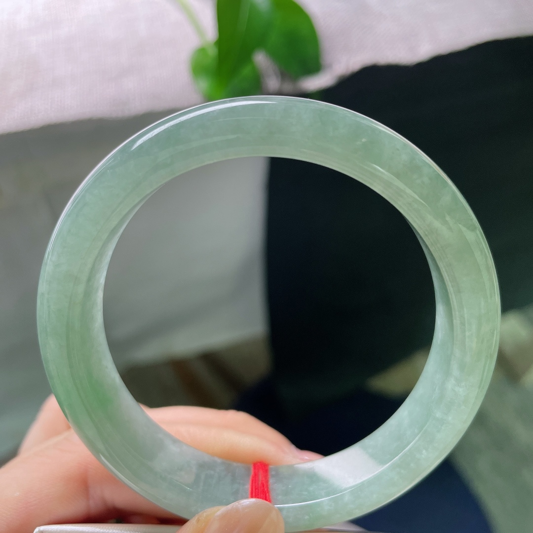 绿底正圈，一点皮纹，色调统一耐看，不挑穿搭，日常通勤、新中式着装都相得益彰。ss57899a