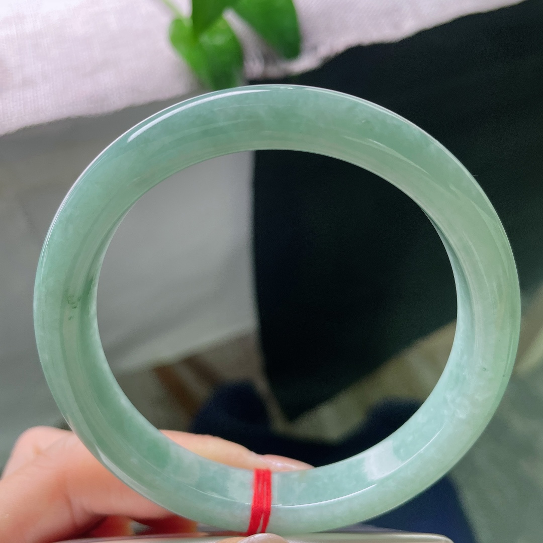 62.8/11.5/8.2，绿底正圈，一点皮纹，简约大方的款式，不挑年龄，自留佩戴或是送礼都很合适。