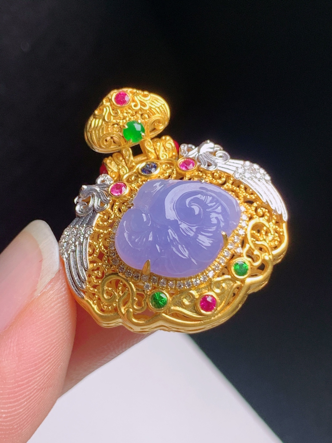 如意吊坠，色泽浓艳，精工细琢，吉祥顺遂