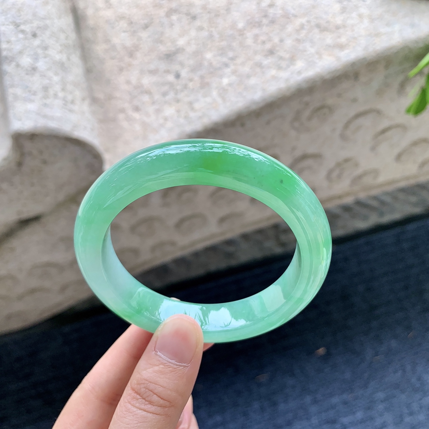 正圈55 56，圈口56.7/12.4/9.3，编码G7090238，冰糯飘绿，水润，种老，细腻，无裂。