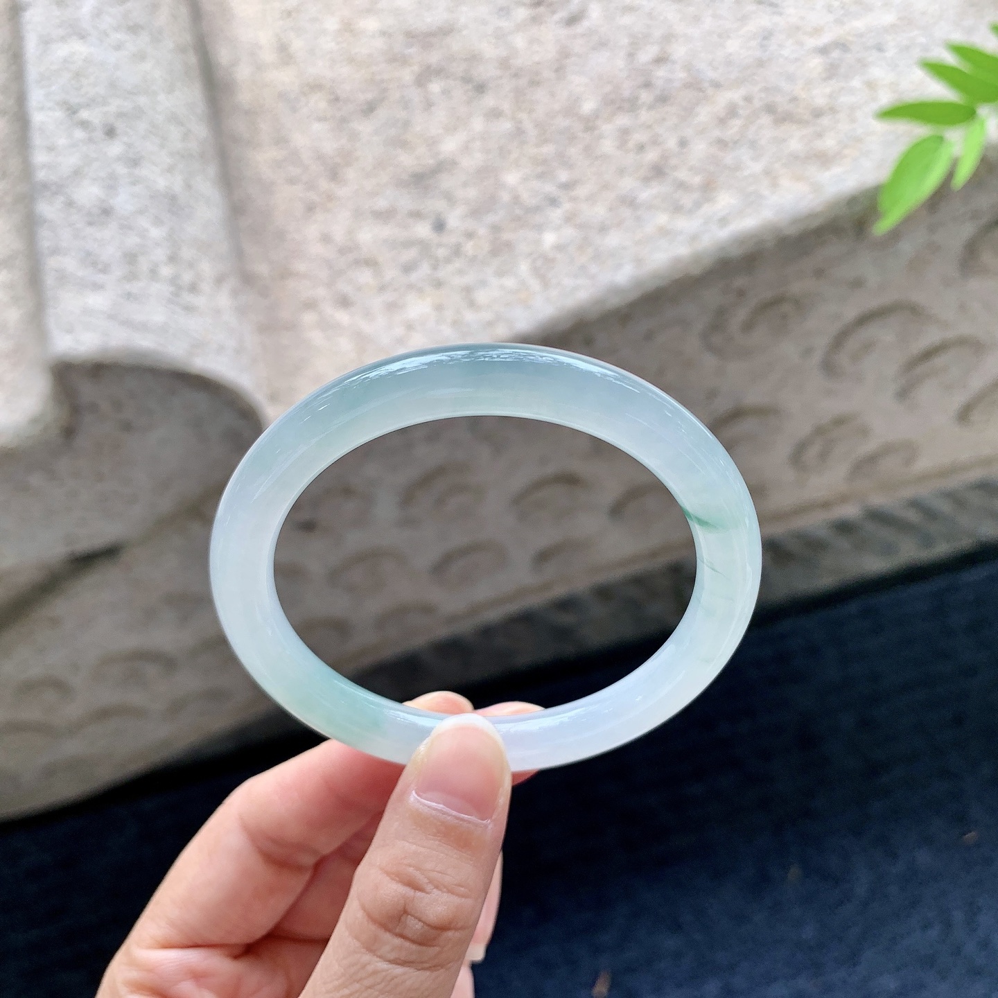 圆条53 54，圈口54/8/8，编码DZ090304，描述糯冰飘绿，水润，种老，细腻，打灯有棉线