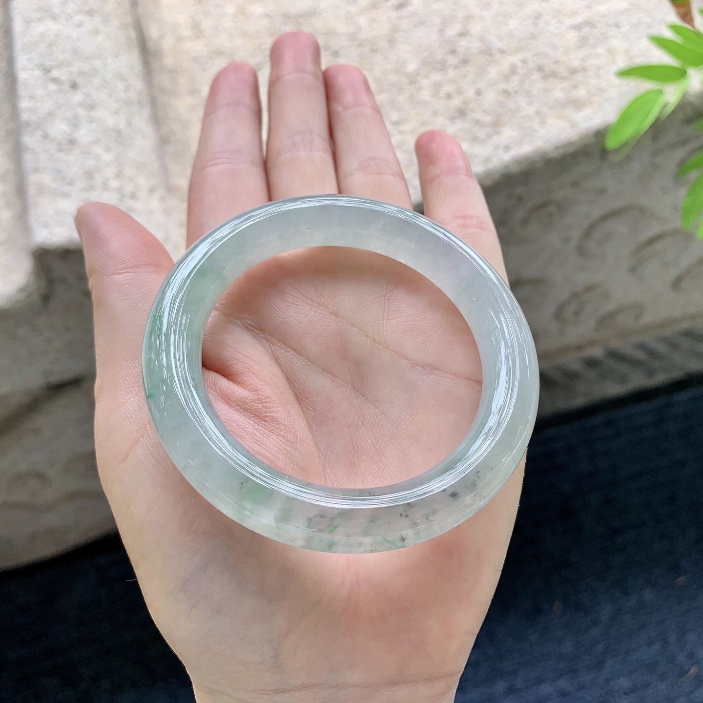 圆条51 52，圈口52.4/10.4/10，编码C5090312，描述：糯冰飘绿，飘乌鸡，水润，种