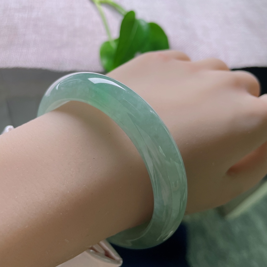 绿底正圈，一点皮纹，色调统一耐看，不挑穿搭，日常通勤、新中式着装都相得益彰。ss57899a