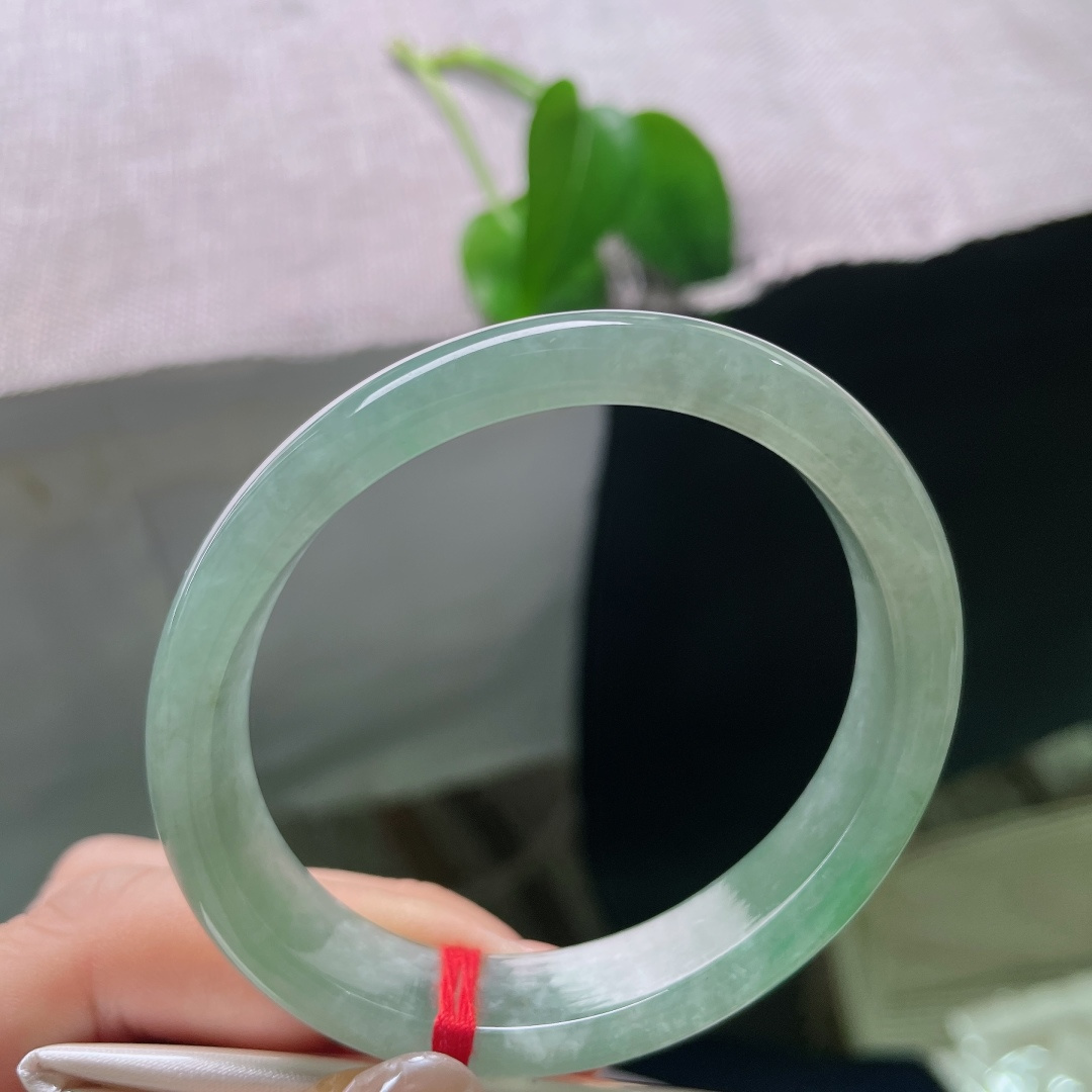 绿底贵妃，一点皮纹，腕间一汪碧色，似山间清潭，清冽温婉，自带清爽舒适的氛围感。ss57893a