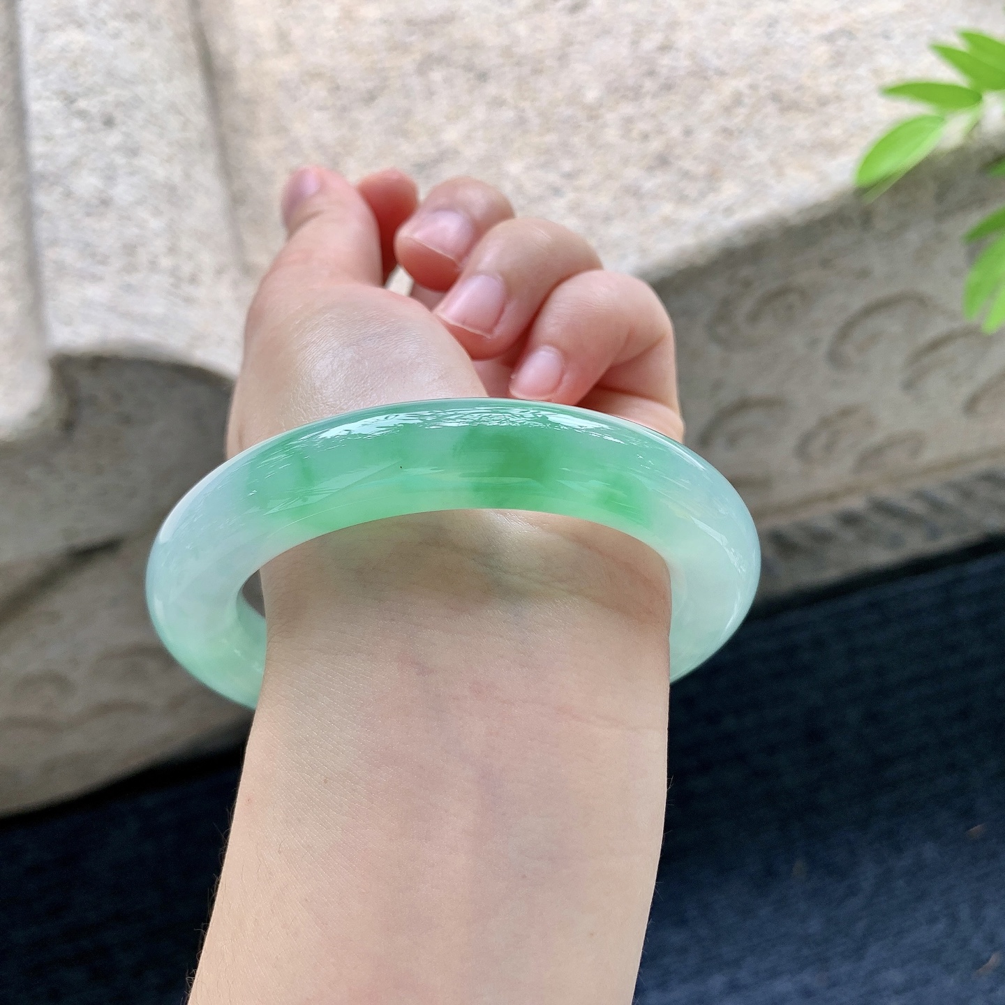 圆条57 58，冰糯飘绿，水润，种老，细腻，打灯有絮线