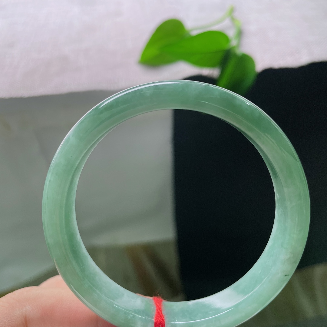 绿底正圈，有纹，满圈清新绿意，玉质细腻，色调清爽舒适，温柔不厚重，上手清新怡人，很衬肤色。ss57917a