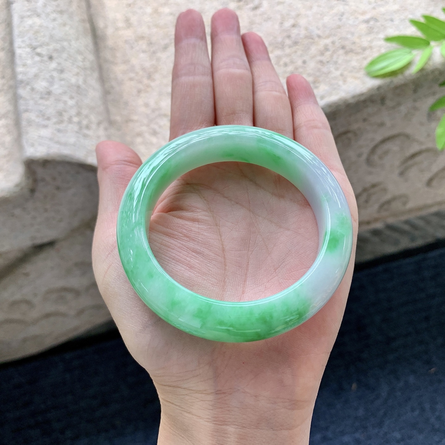 正圈53 54，圈口54.5/13/9.1，编码W6090343，糯冰飘绿，水润，种老，细腻，无裂。