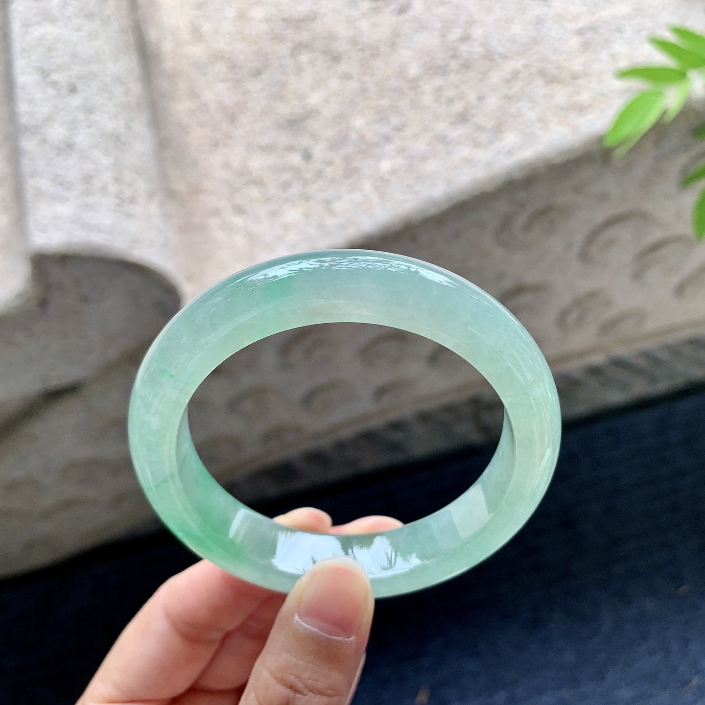 正圈53 54，圈口54.4/12/8.4，编码DJ090336，描述：冰糯飘绿，水润，种老，细腻，打灯有絮线