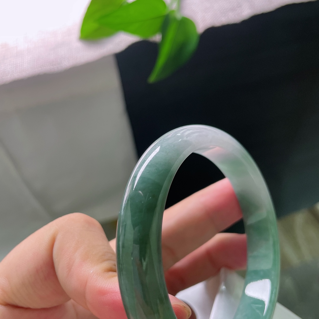 58.6/11.9/8，油青正圈，内纹，玉质温润凝实，色调古朴沉静，不张扬不抢眼，日常佩戴百搭耐看，自带一份从容淡定的温润气质。ss58027a