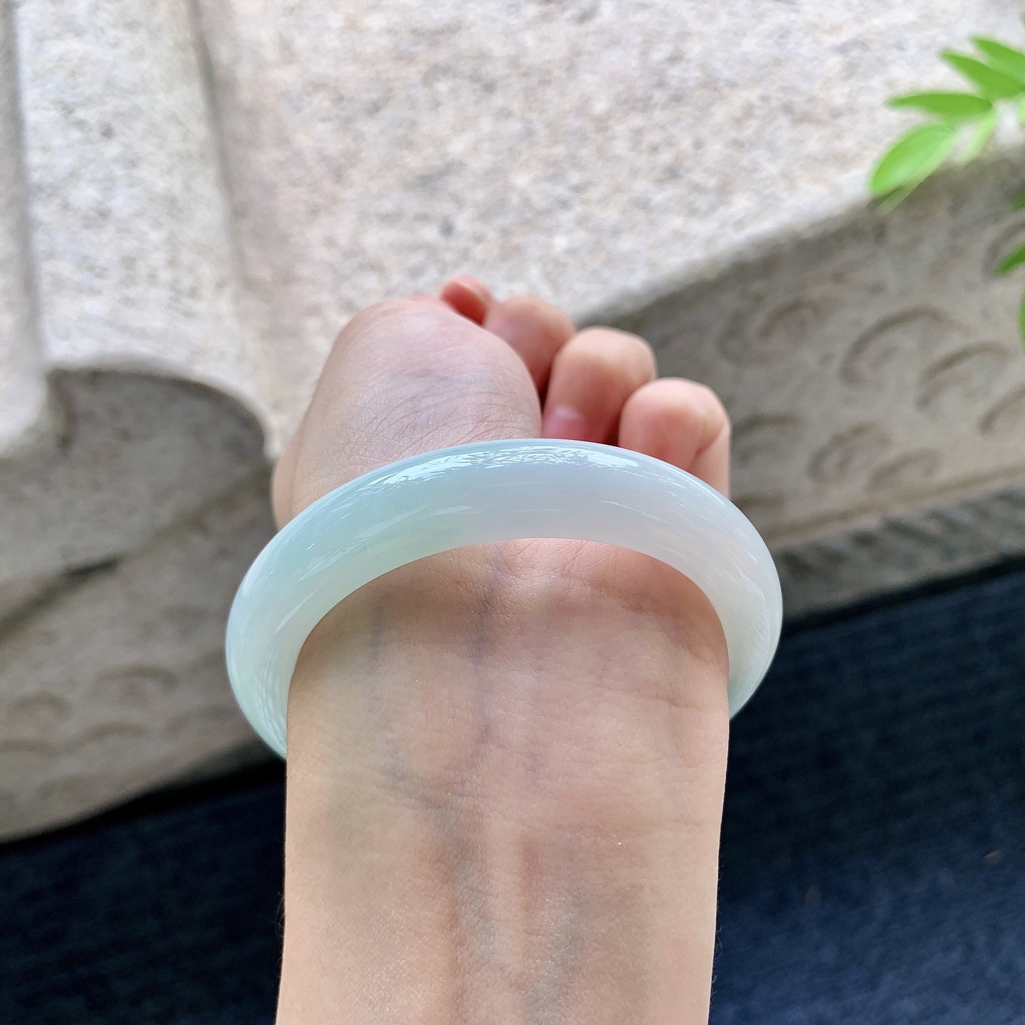 正圈51 52，圈口52.5/10.6/8.5，编码T1090309，细糯飘绿，水润，种老，细腻，无裂。