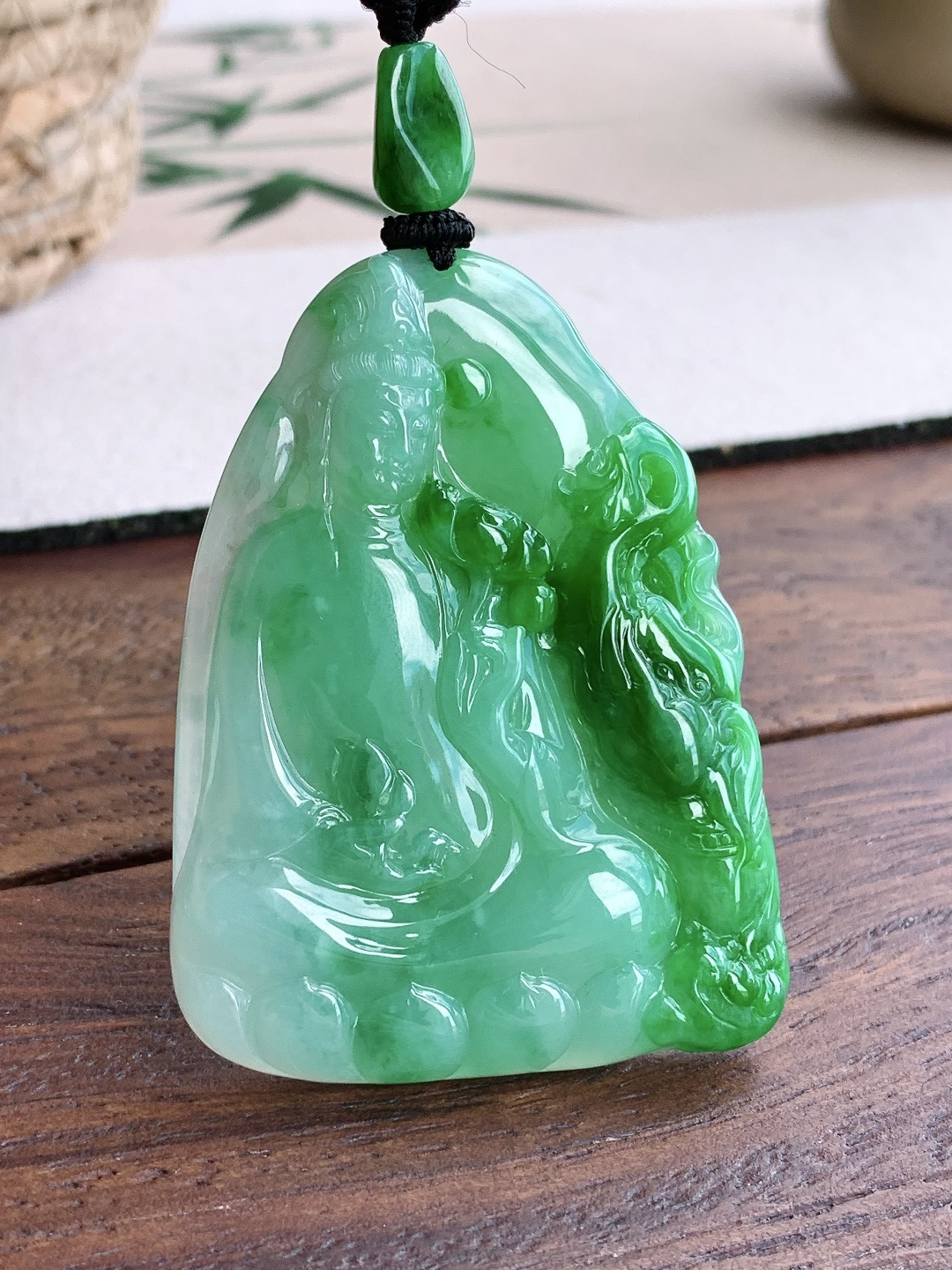 糯冰飘阳绿普贤菩萨牌吊坠，缅料性比高厚装，尺寸61-45.6-7.2，重量42.7克