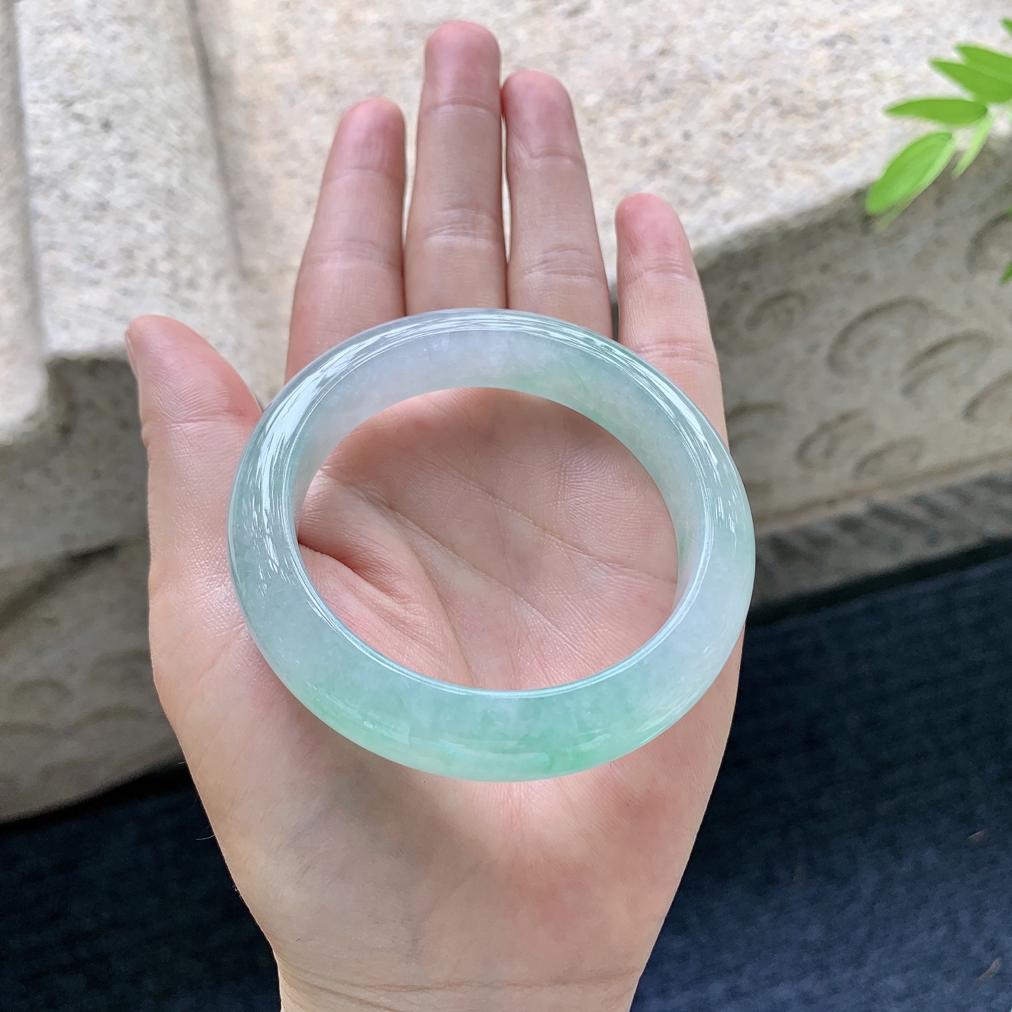 正圈52 53，圈口53/12.8/8.7，编码W6090319，冰糯飘绿，水润，种老，细腻，打灯有絮线