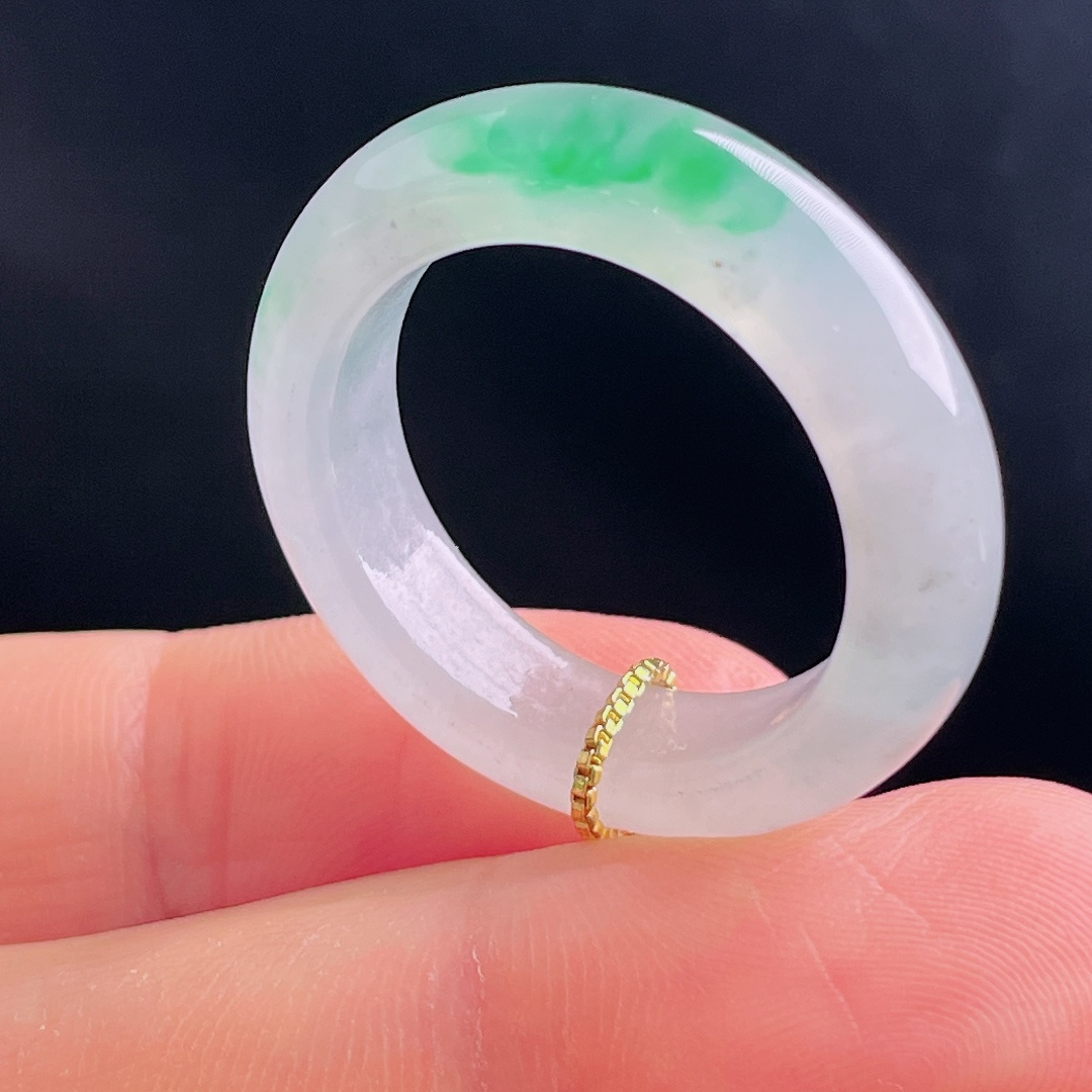 冰绿指环戒圈，老种起光，细底通透，尺寸：6.5/4.4圈口23mm0902