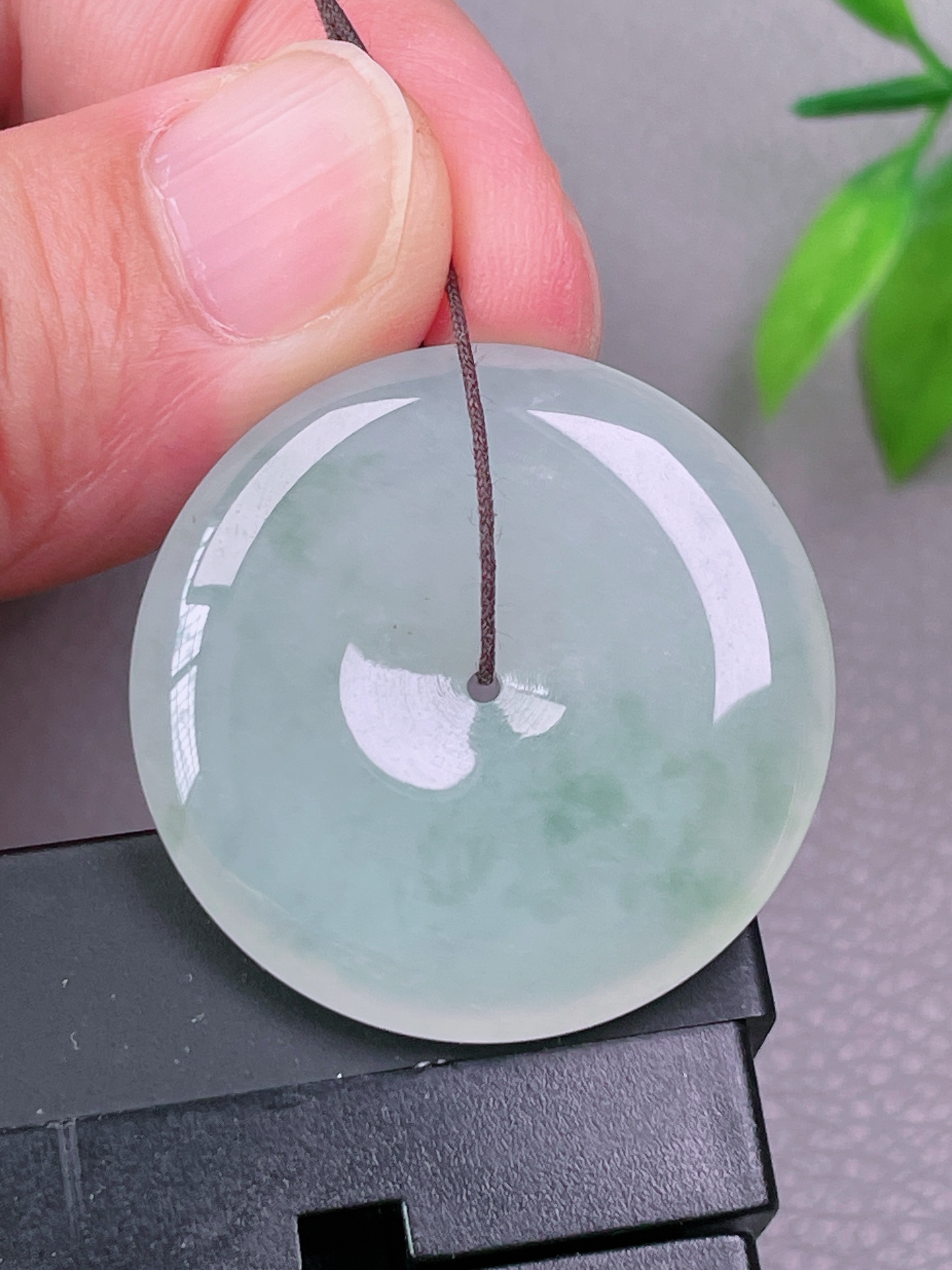 冰种平安扣，无裂，冰透水润，品相油洁，起荧光，尺寸：31.7-5.9