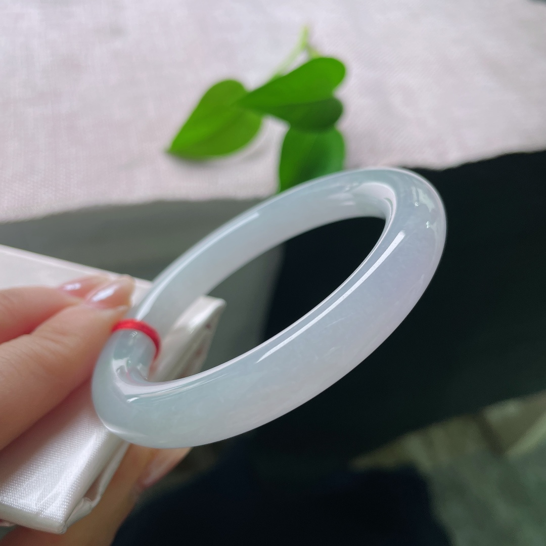 浅紫圆条，无裂，种水通透，水头充盈，镯身泛着柔和的胶润水光，玉质细腻温润，自带朦胧的玉光。ss58055a