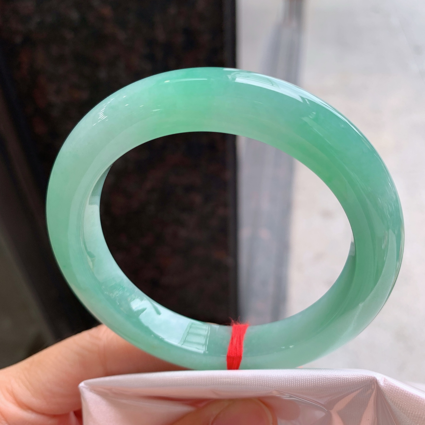正圈飘绿，无裂，细腻