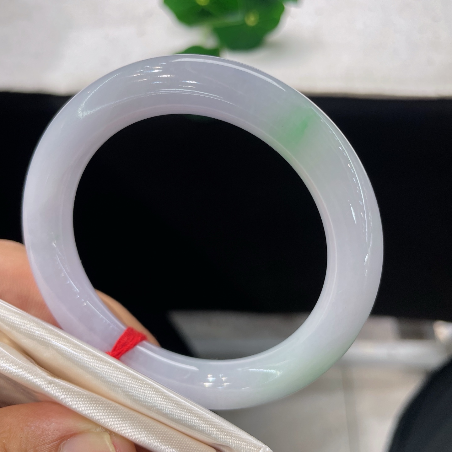 天然翡翠手镯 圈口53.6/9.8，紫底飘绿花圆条，紫韵浅浅，翠色点点，有纹微扣，上手无视