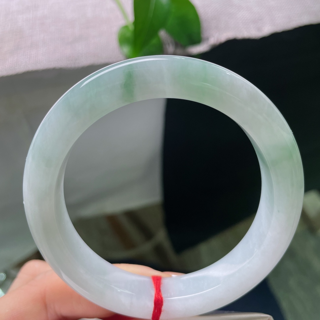 飘花正圈，有纹，白润底晕染淡淡的翠花，玉质细腻温润，素净底色衬着浅浅绿意，清雅温婉，简约又耐看。ss