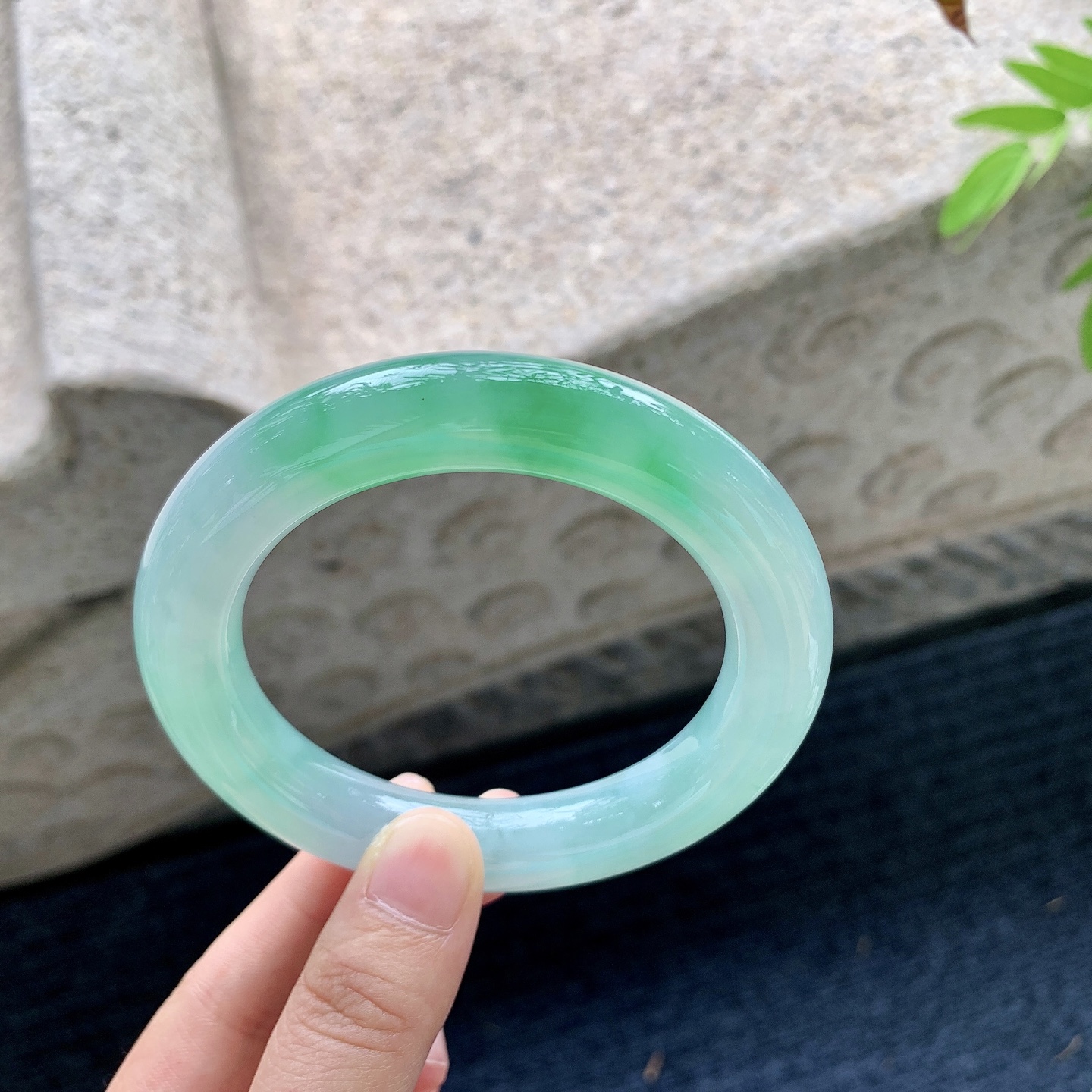 圆条57 58，冰糯飘绿，水润，种老，细腻，打灯有絮线