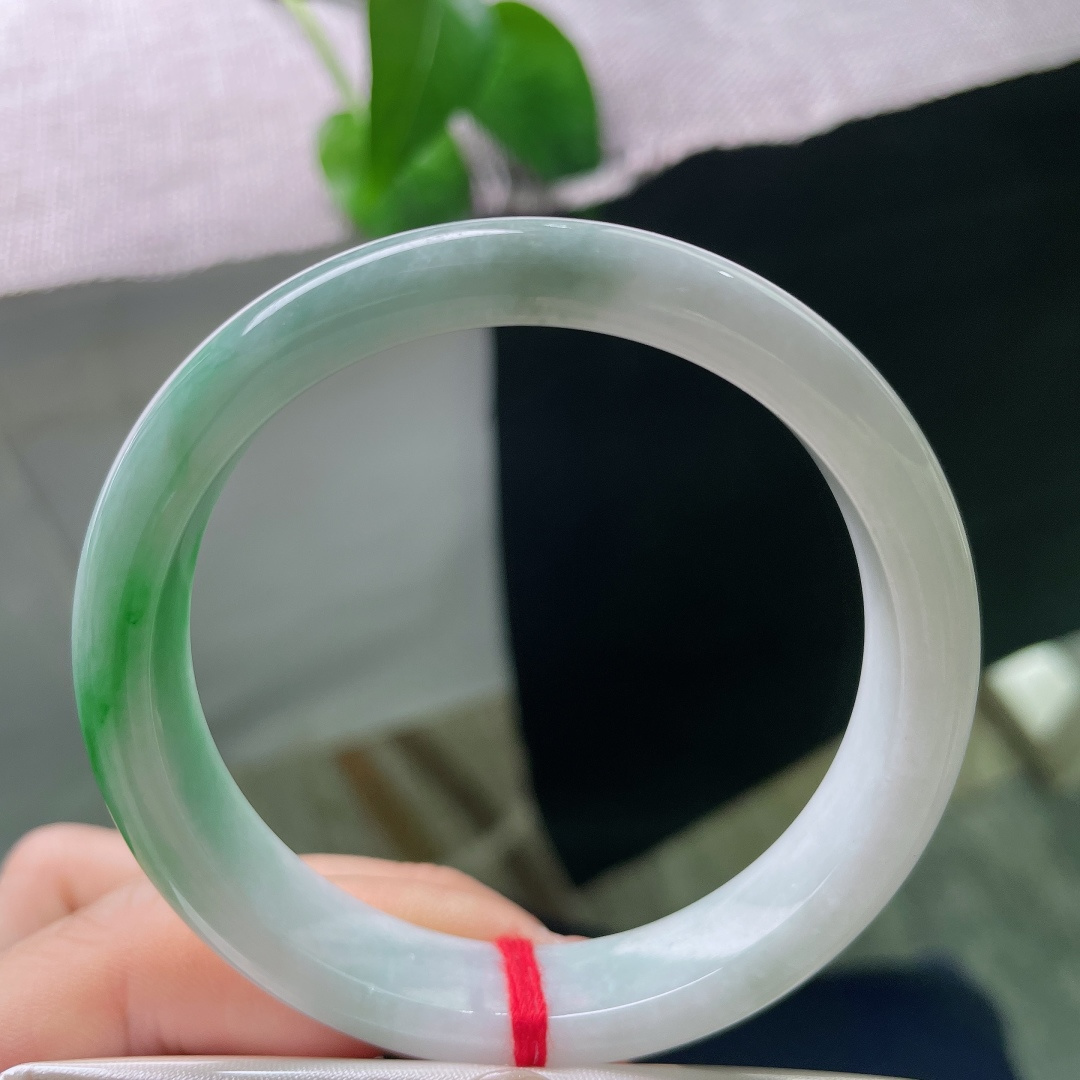 白底青正圈，一点皮纹，玉质细腻柔和，一截鲜亮辣绿缓缓铺展，上手清雅明媚，尽显温婉的中式韵味。ss57996a