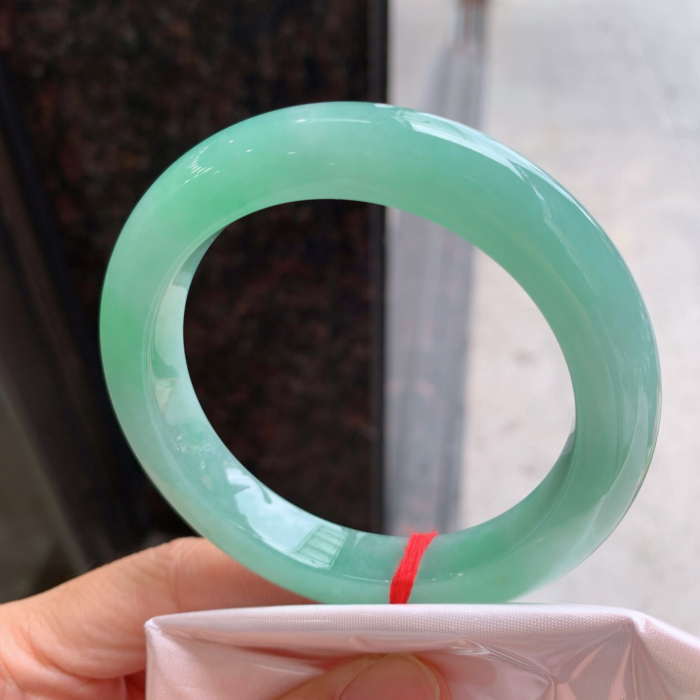 正圈飘绿，无裂，细腻