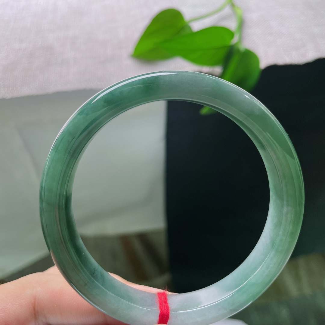 58.6/11.9/8，油青正圈，内纹，玉质温润凝实，色调古朴沉静，不张扬不抢眼，日常佩戴百搭耐看，