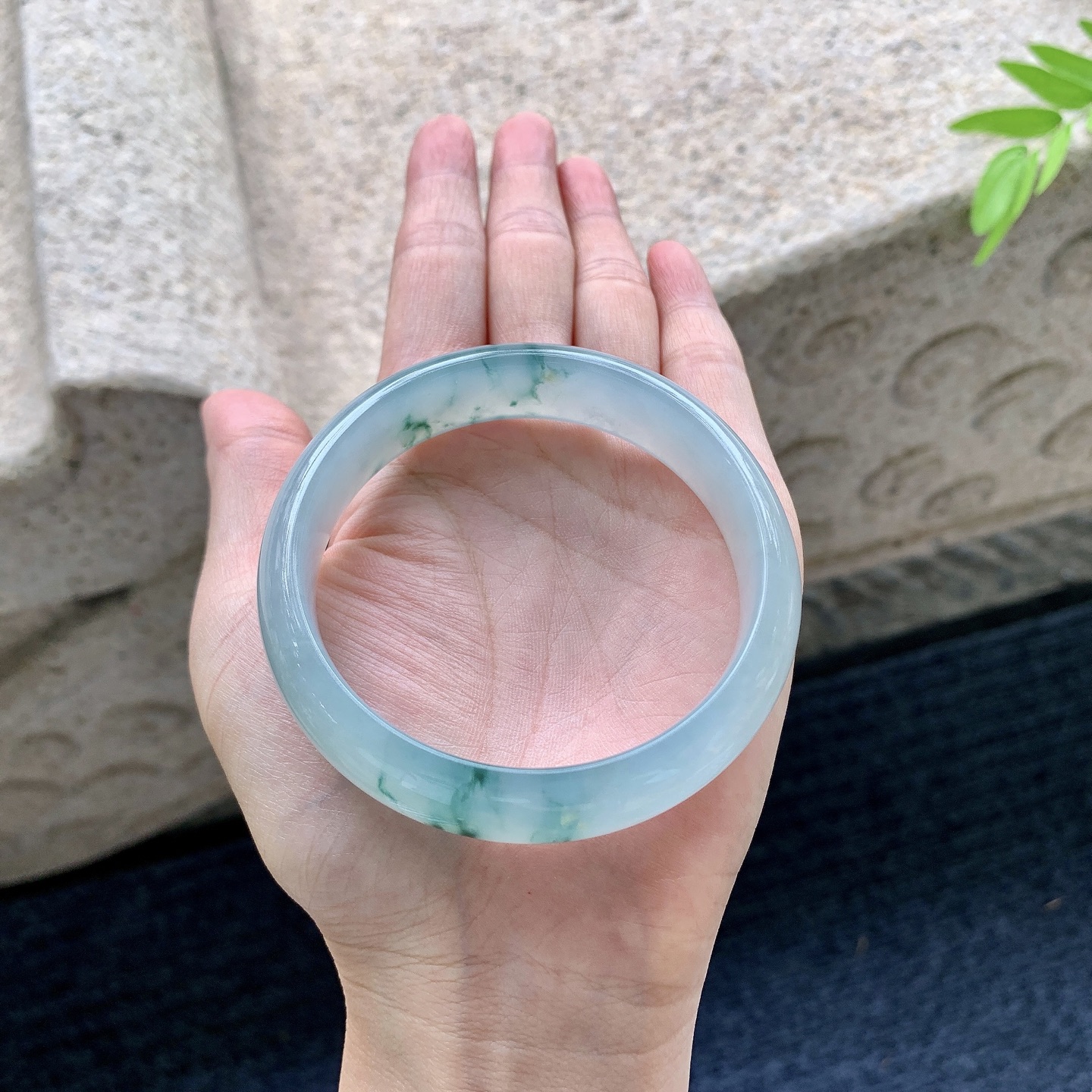 正圈57 58，圈口58/14.7/7.3，编码DMQ090346，糯冰飘花，水润，种老，细腻，打灯有絮线