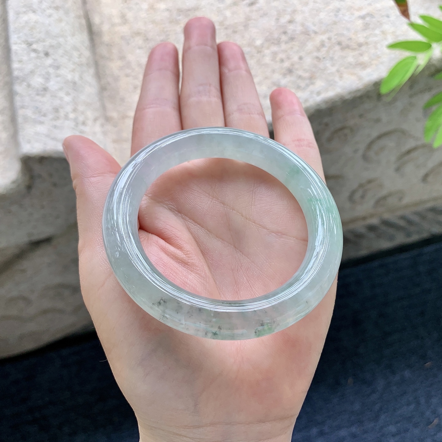 圆条51 52，圈口52.4/10.4/10，编码C5090312，描述：糯冰飘绿，飘乌鸡，水润，种老，细腻，打灯有纹线