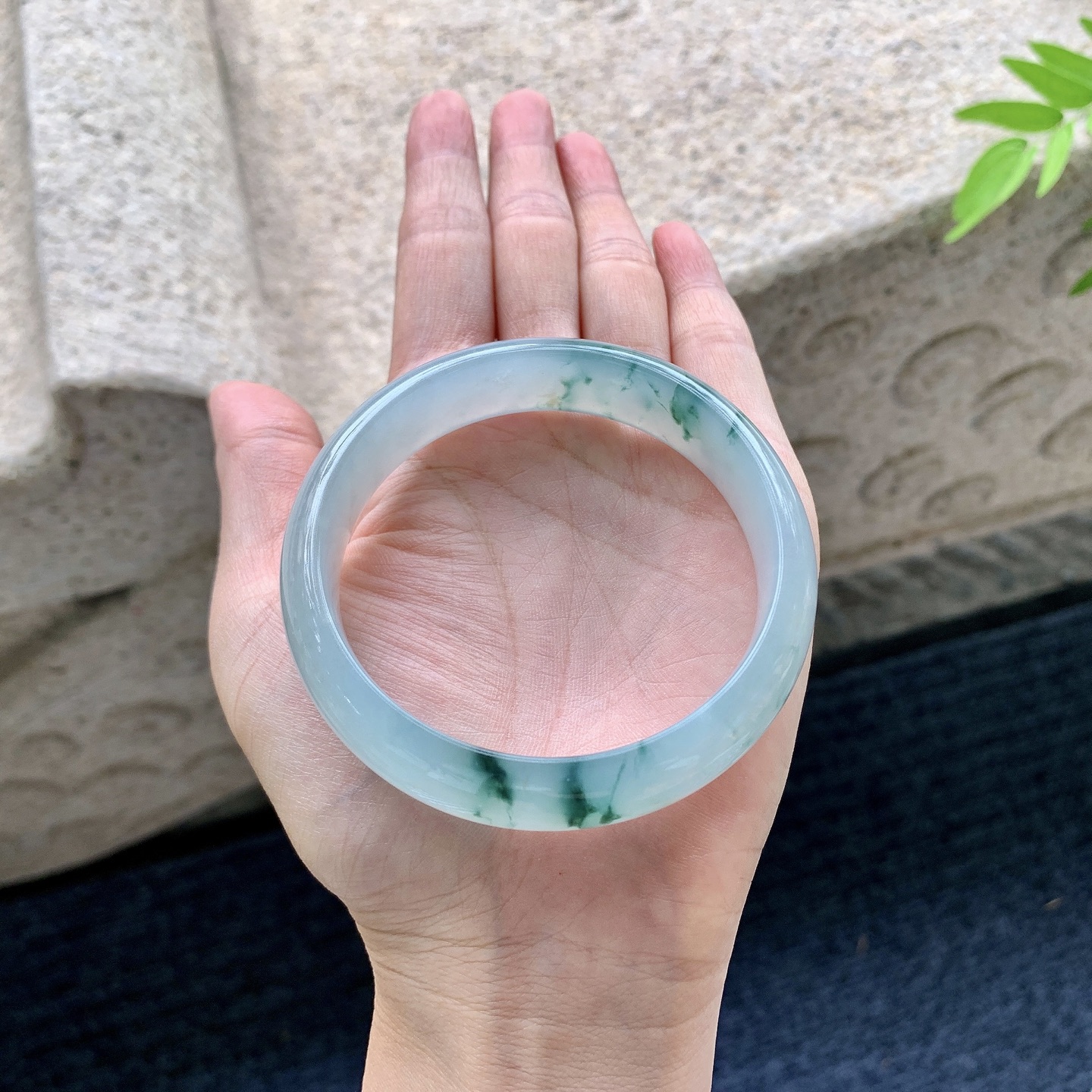 正圈57 58，圈口58/14.7/7.3，编码DMQ090346，糯冰飘花，水润，种老，细腻，打灯