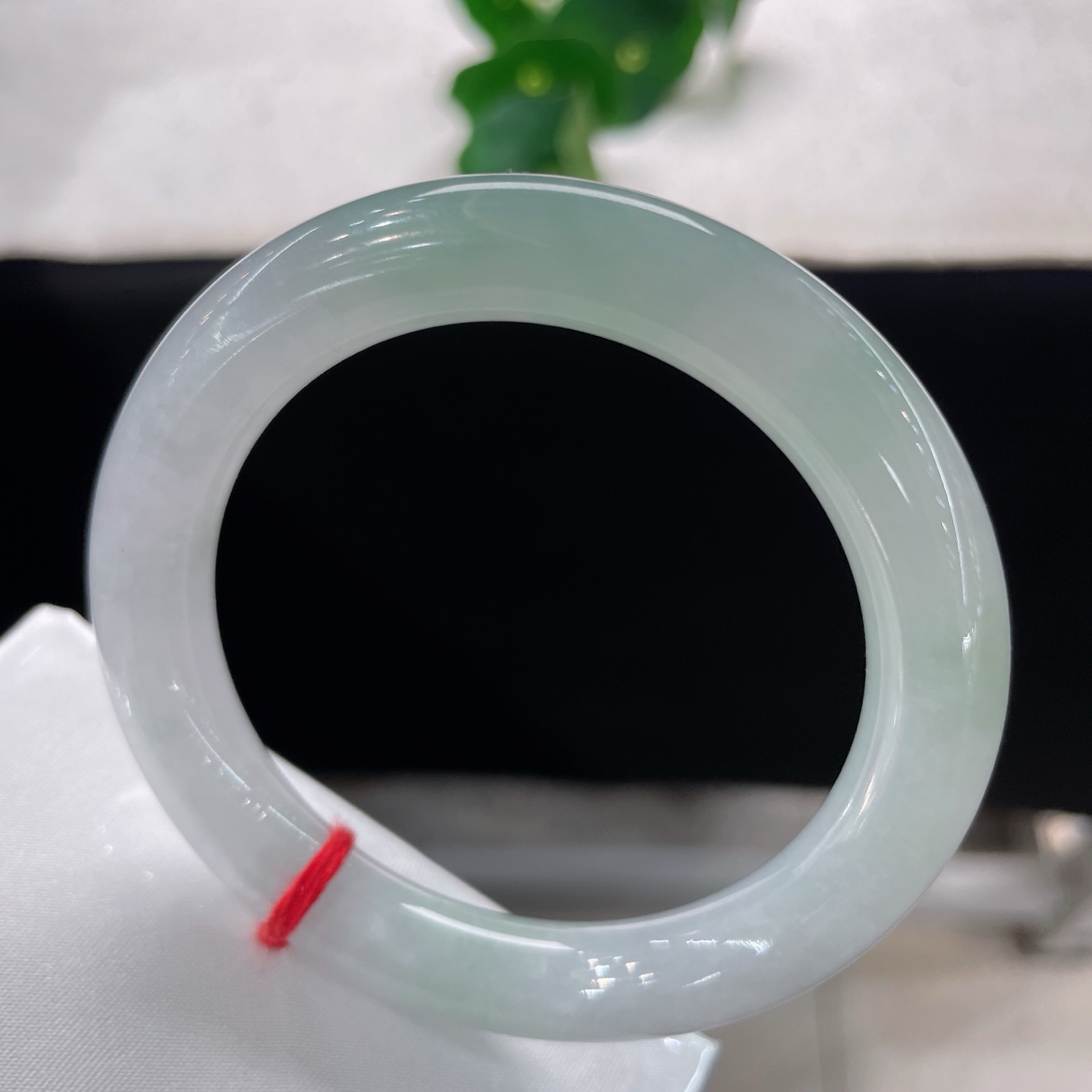 天然翡翠手镯，圈口53/9.8，糯冰飘绿圆条，53/54正圈可戴，一镯盛晴水，腕间揽湖光，无裂。