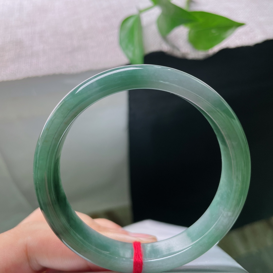 54.7/12.1/7.4，油青正圈，一点皮纹，色泽沉静内敛，玉质细腻油润，上手沉稳大气，低调中透着