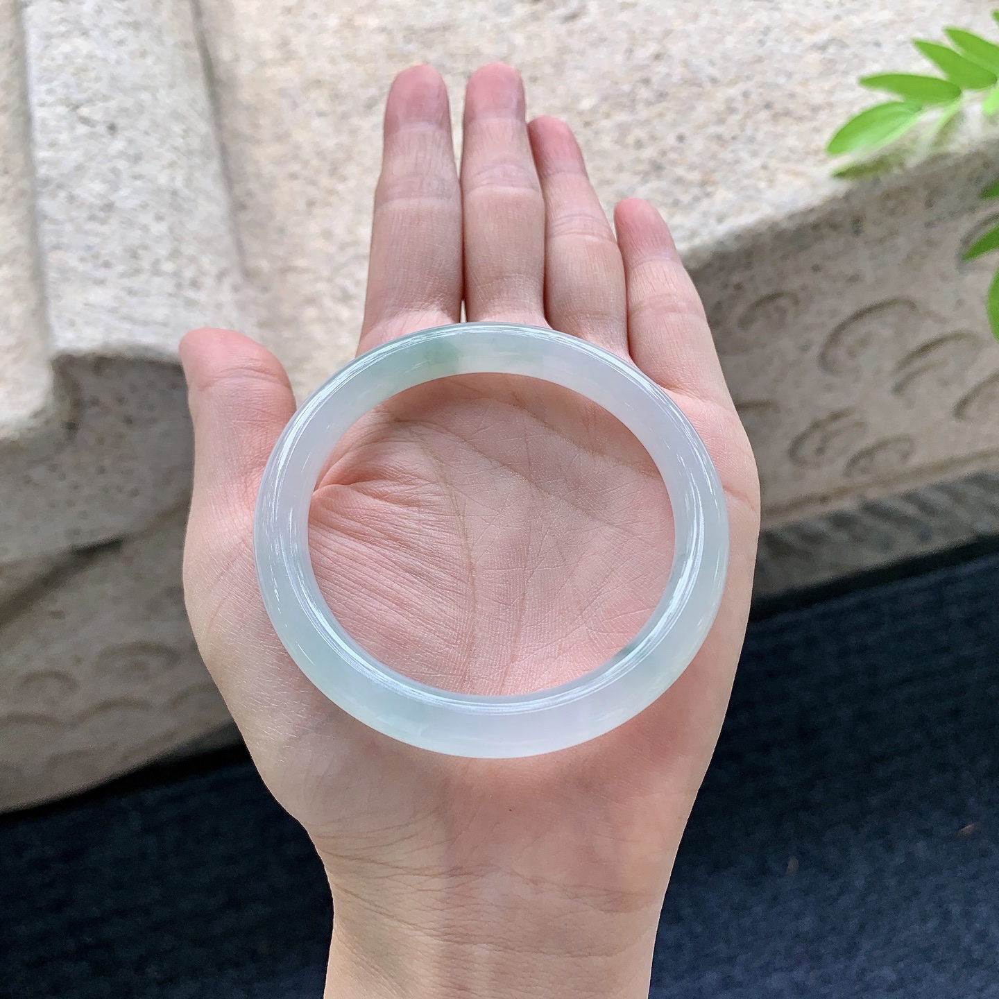 圆条53 54，圈口54/8/8，编码DZ090304，描述糯冰飘绿，水润，种老，细腻，打灯有棉线
