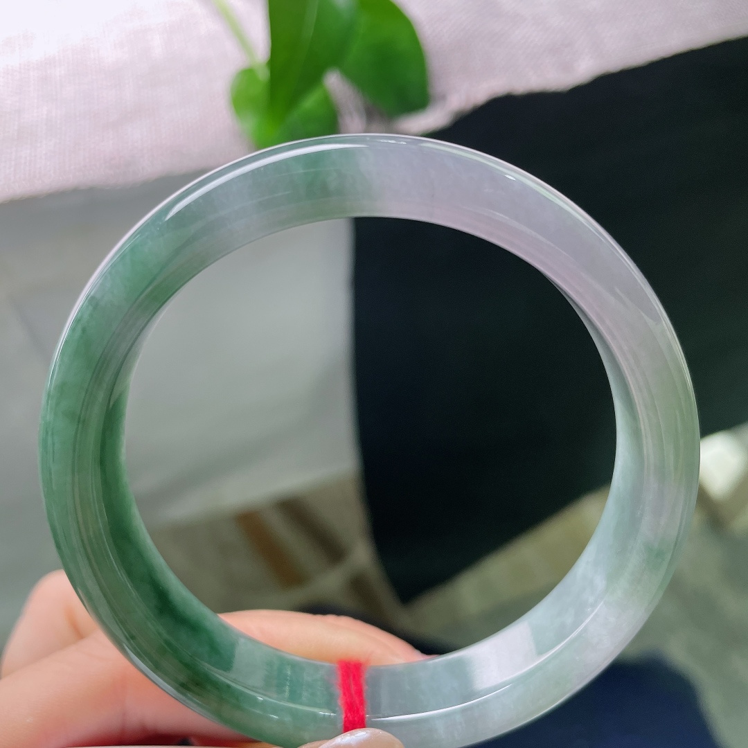 油青正圈，一点皮纹，似远山含雾，碧水映月，将山水画卷凝于玉镯，诗意氛围感拉满。ss58022a