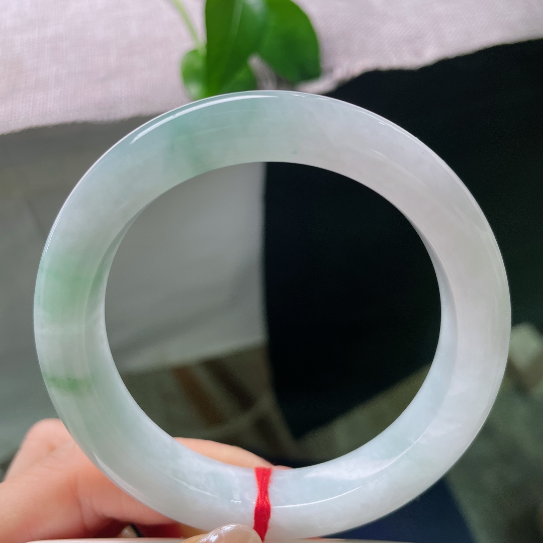飘花正圈，有纹，白润底晕染淡淡的翠花，玉质细腻温润，素净底色衬着浅浅绿意，清雅温婉，简约又耐看。ss57958a