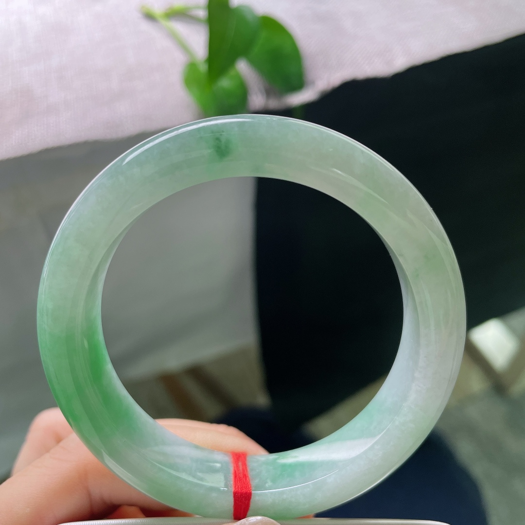 飘绿正圈，无裂，光泽温润清亮，光线掠过镯身，底色清润，绿花灵动，层次感十足。ss57971a