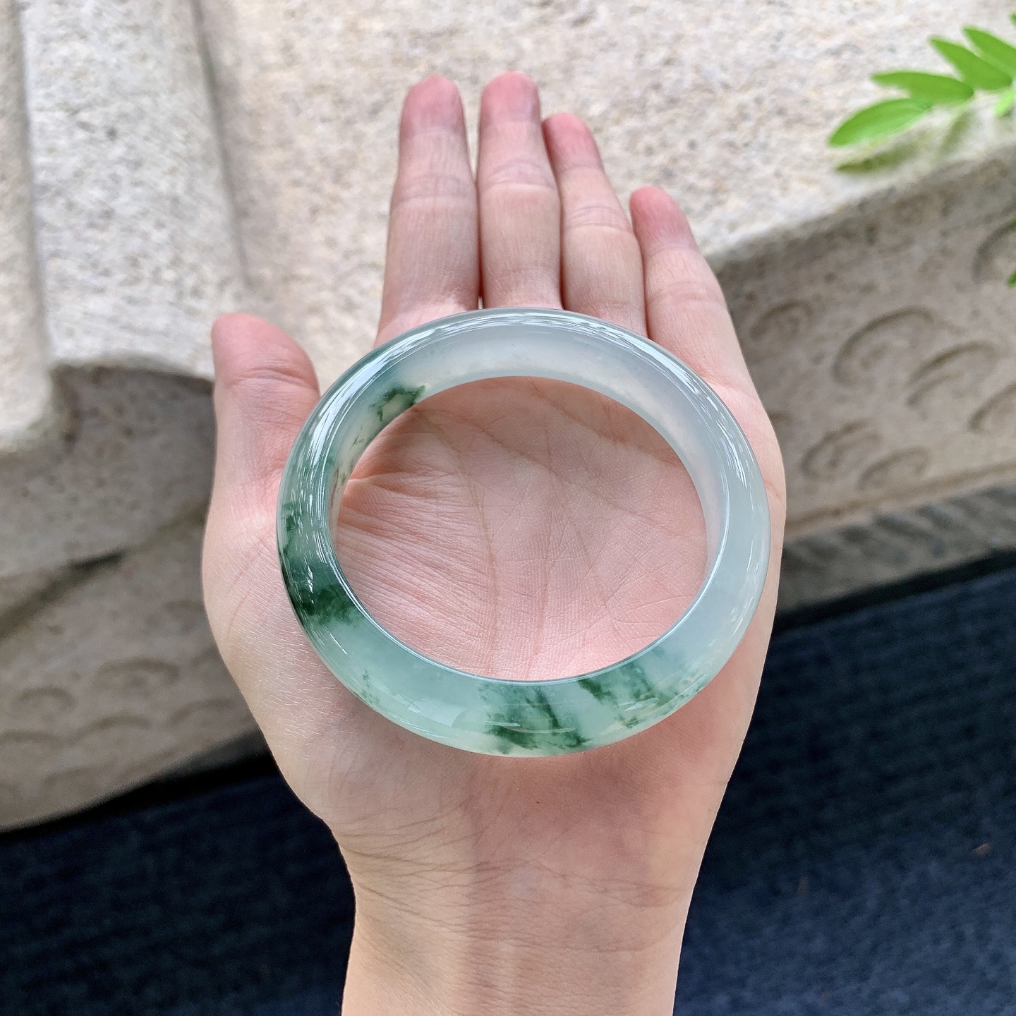 正圈53 54，圈口54.2/12/7.8，编码W6090332，冰糯飘花，水润，种老，细腻，无裂。