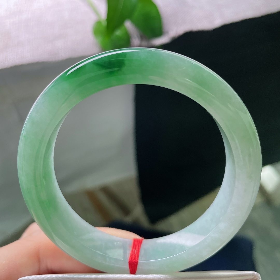 飘绿正圈，无裂，淡雅浅底色衬着一抹浓绿，绿感鲜活明艳，一淡一浓对比恰到好处，不艳俗。ss57969a