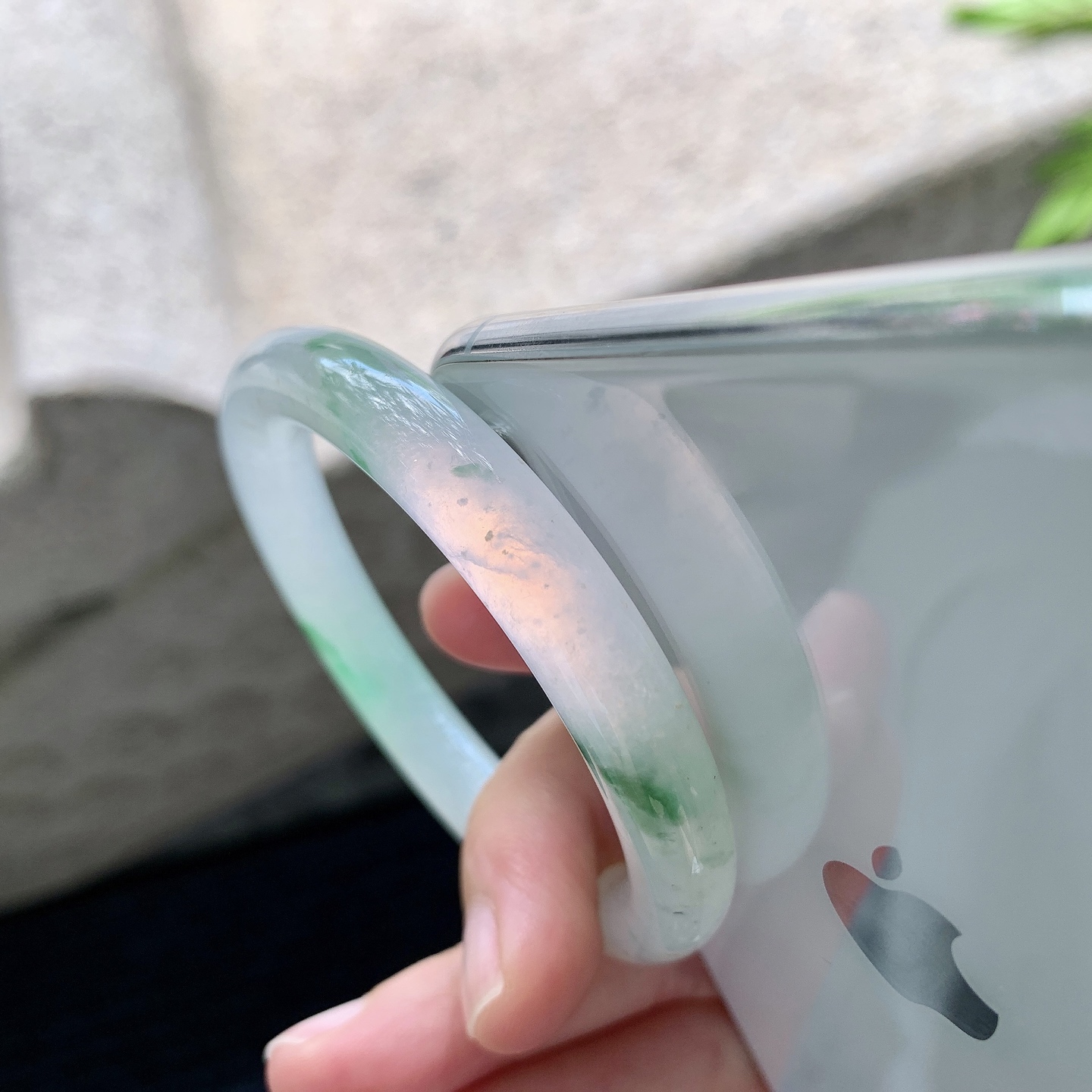 圆条49 50，圈口50.7/8.6/8，编码BA090366，描述：糯冰飘绿，水润，种老，细腻，有棉纹。