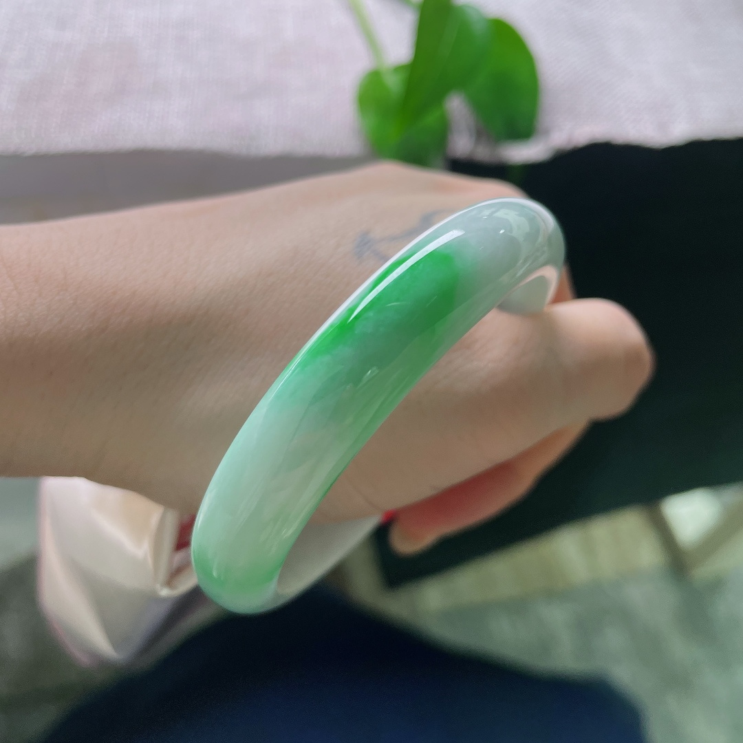 白底青正圈，一点皮纹，玉质细腻柔和，一截鲜亮辣绿缓缓铺展，上手清雅明媚，尽显温婉的中式韵味。ss57996a