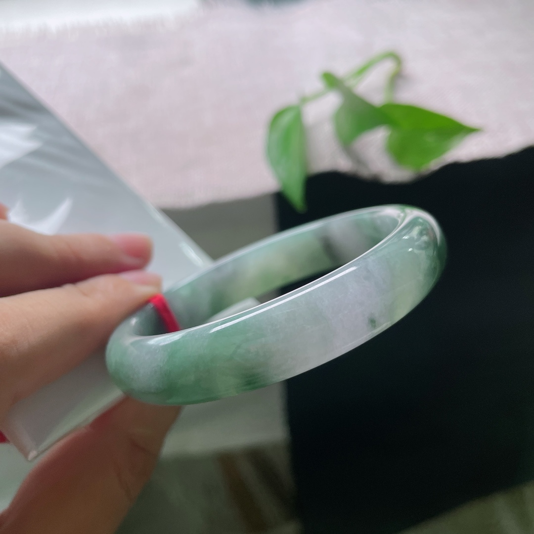54.8/11.7/7.2，油青正圈，一点皮纹，玉色沉静幽深，质地油润细腻，色泽内敛厚重，上手复古沉稳，ss58015a