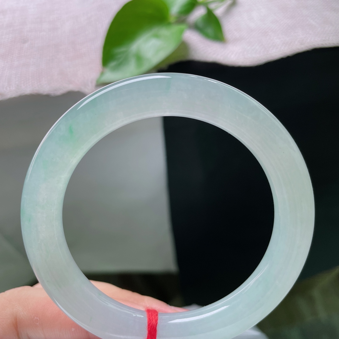 55/10，飘绿正圈，清透冰底晕开一丝柔润浅翠，柔光漫绕腕间，自带清冷温婉的气韵，无裂。ss49509a