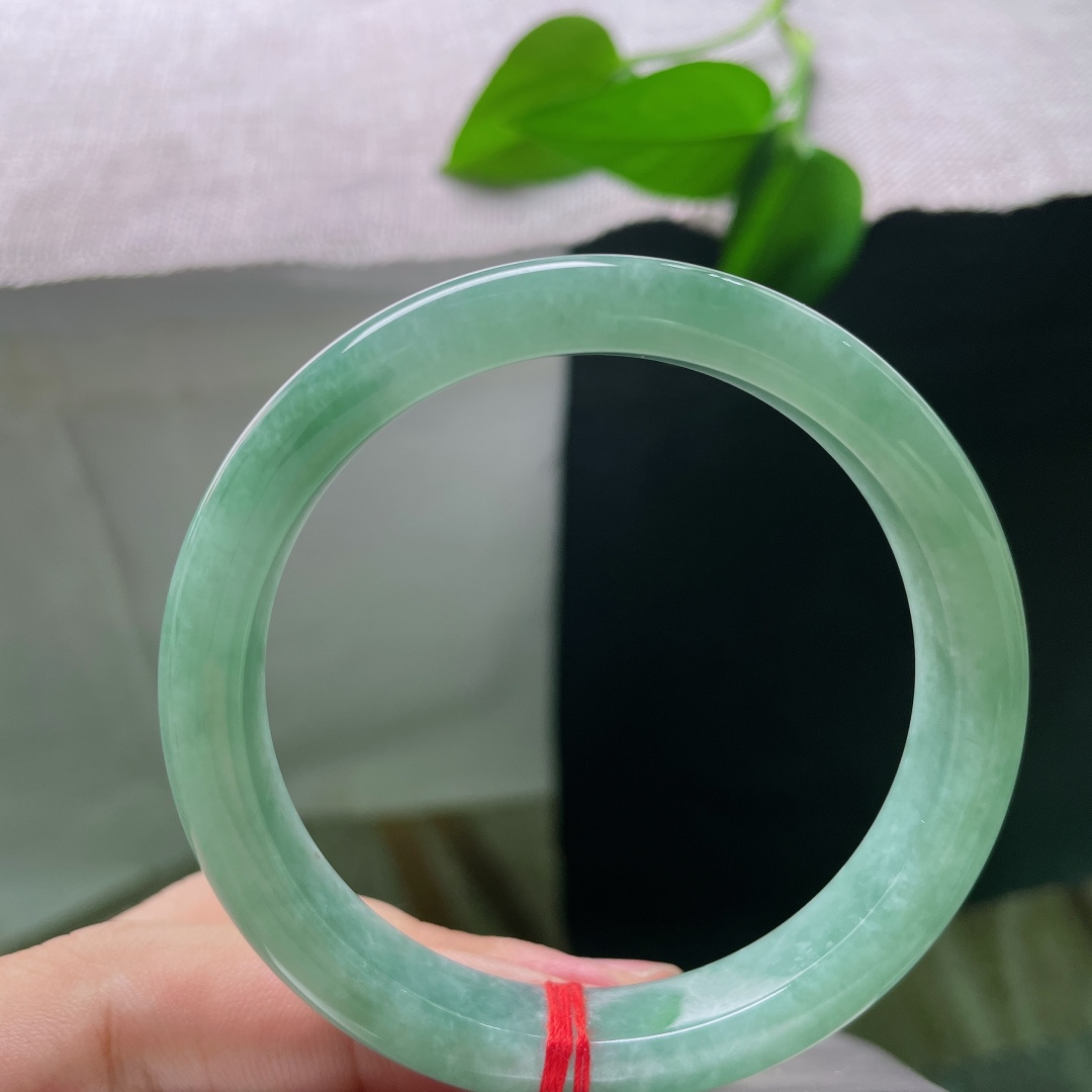 绿底正圈，无裂，似一湖青山碧水凝于腕间，沉静安然，自带从容温婉的东方气质。ss57924a